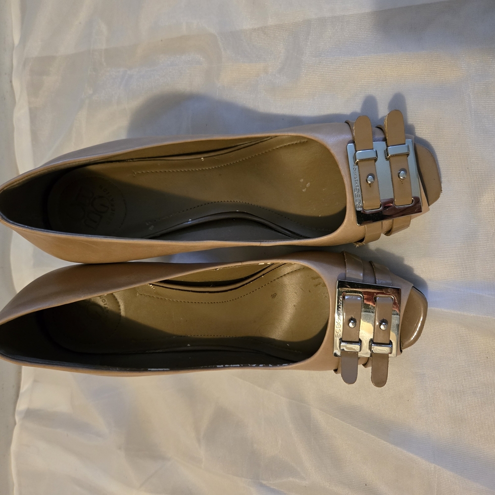 BCBG Tan Heels with Elegant Design
